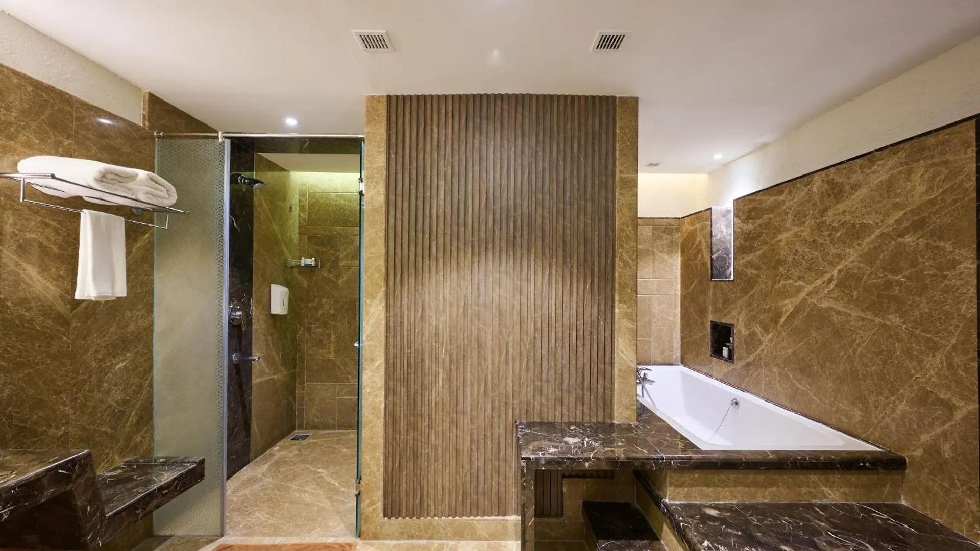 Flora Airport Hotel&Convention Centre Kochi Nedumbassery 4*,